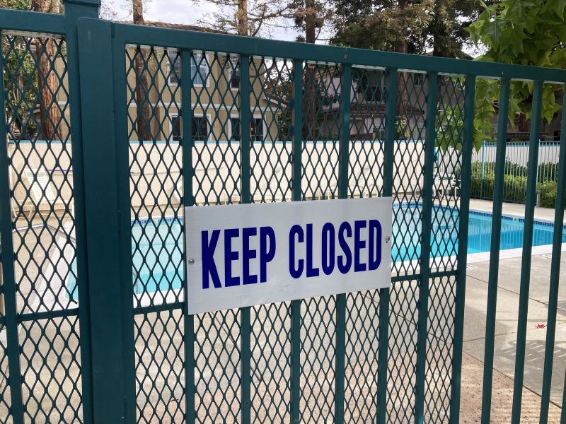 Mesh Pool Fence with Gate
